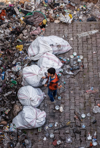 child-standing-near-garbage-2263405_520x500